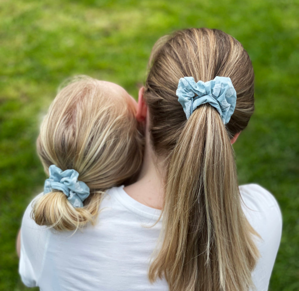 maman et fillette portant le chouchou en coton motif Nuages blanc fond bleu céladon Carotte & Cie