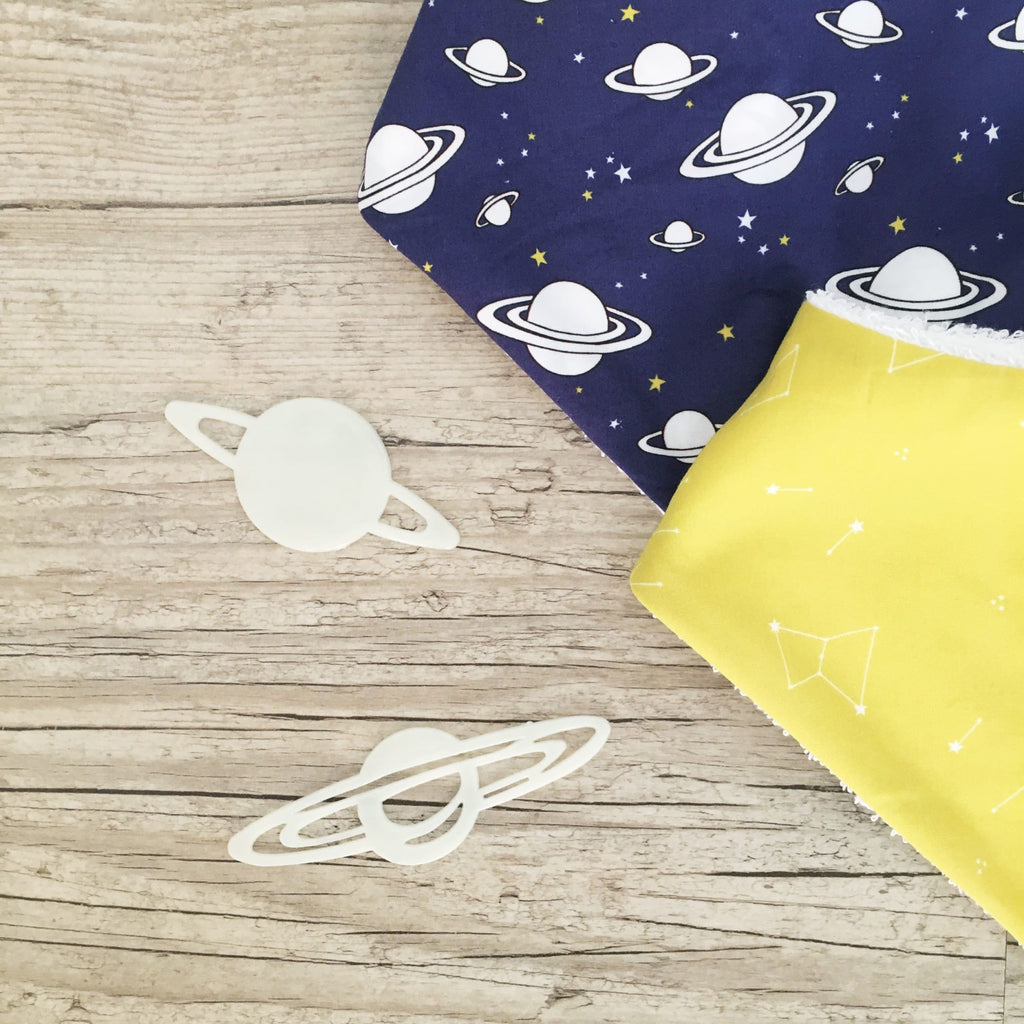 mini bavoir bandana pour les dents de bébé motif constellations sur fond jaune moutarde Carotte & Cie