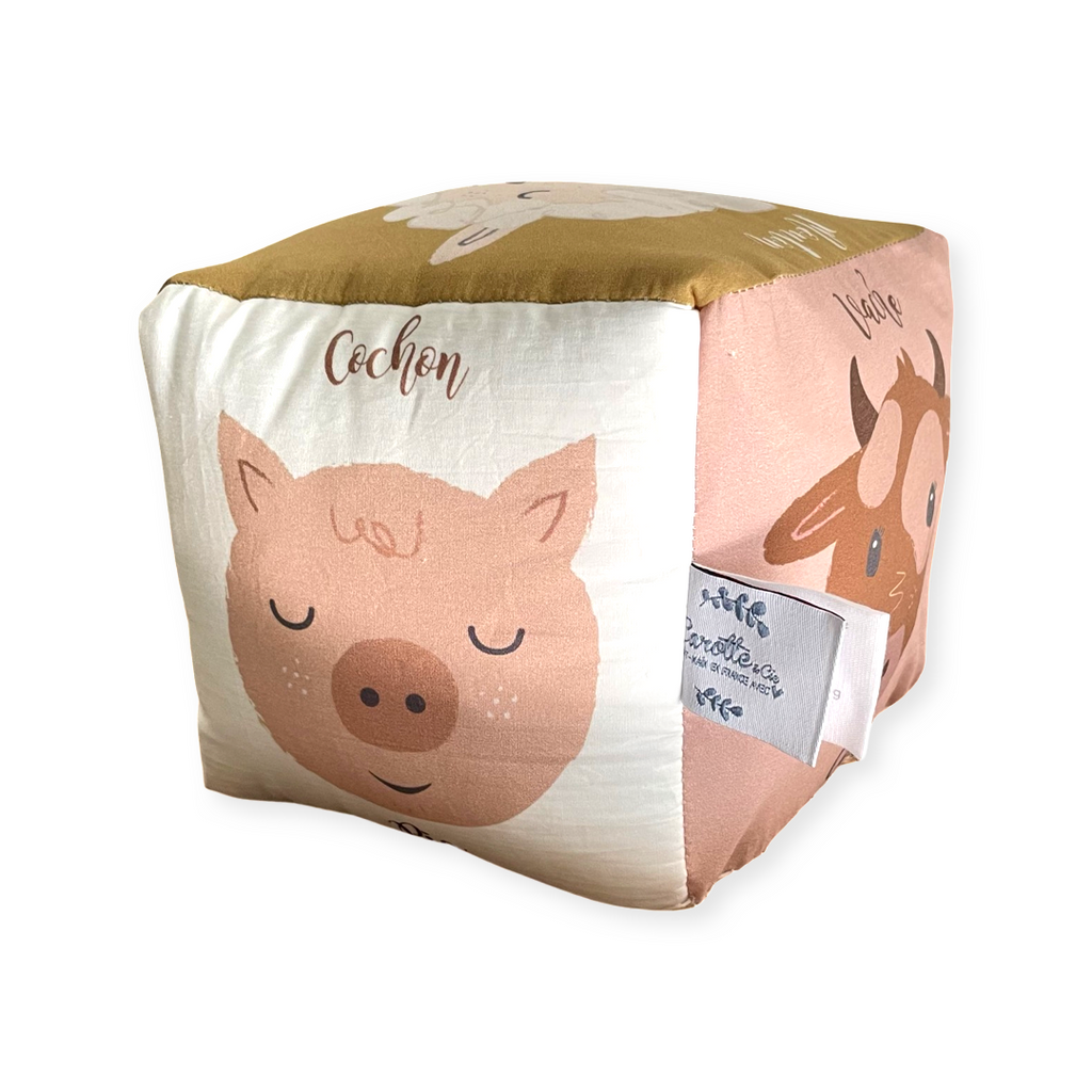 cube d'éveil en tissu et grelots motif animaux de la ferme Carotte & Cie