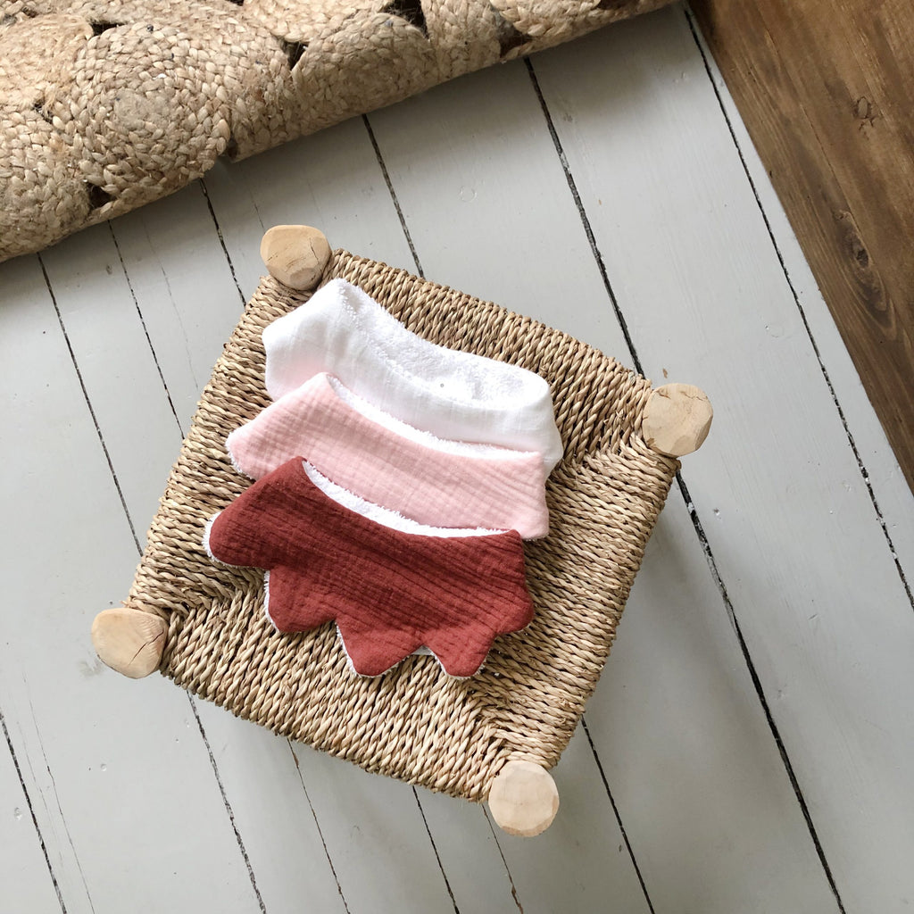 Lot de 3 mini bavoirs forme fleur pour bébé lorsqu'il fait ses dents en coton oekotex et GOTS, double gaze et coloris assortis blanc, rose blush et rouge terracotta Carotte & Cie