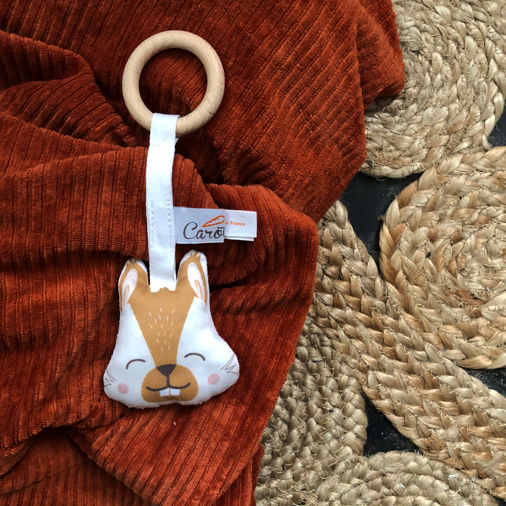 anneau de dentition en bois et tissu motif tête d'écureuil camel et beige Carotte & Cie