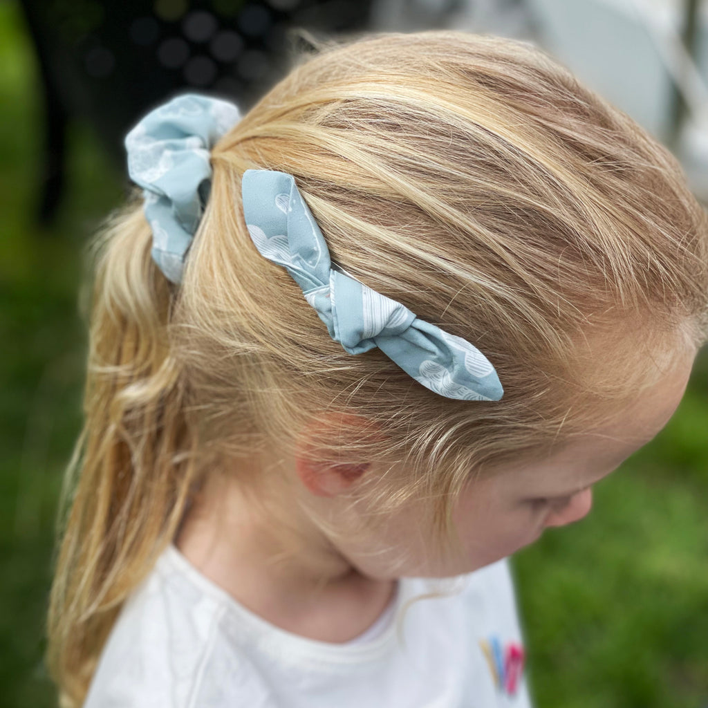 une jolie fillette porte une barrette clip nouée motif nuage bleu céladon Carotte & Cie