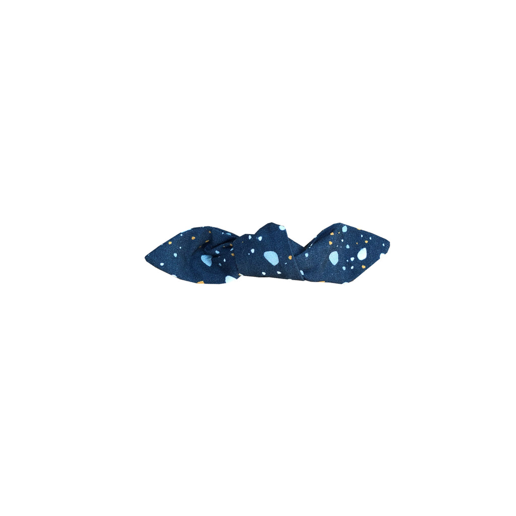 barrette clip nouée motif granite fond bleu marine Carotte & Cie
