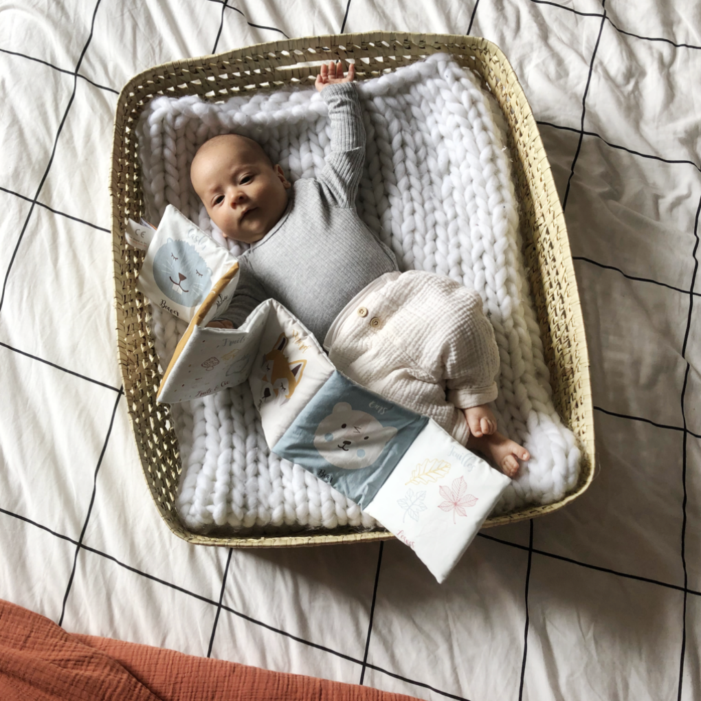 bébé est allongé dans son panier à langer en rotin naturel rectangulaire avec poignets fabriqué artisanalement au Maroc