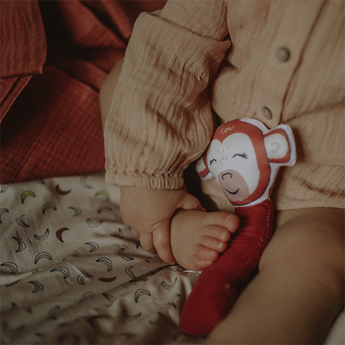 hochet pour bébé à secouer pour le faire tinter motif singe rouge terracotta dessiné et fabriqué par Carotte & Cie