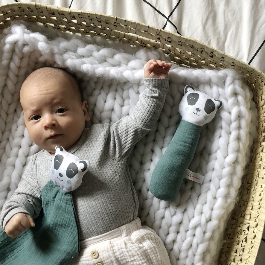 hochet pour bébé à secouer pour le faire tinter motif panda vert eucalyptus dessiné et fabriqué par Carotte & Cie