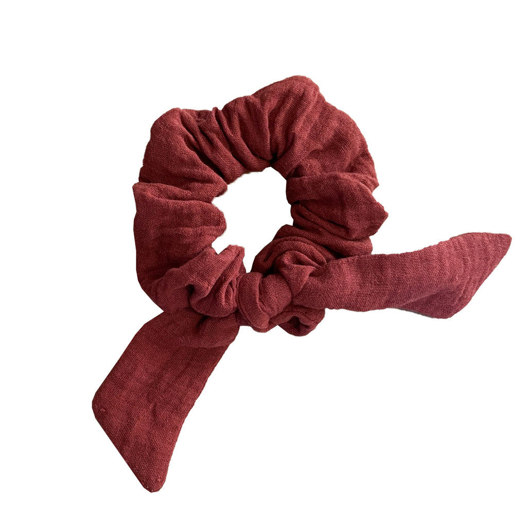 chouchou en double gaze de coton rouge terracotta avec une grand noeud Carotte & Cie