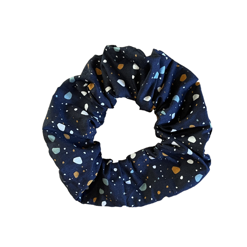 chouchou enfant en coton motif granite fond bleu marine Carotte & Cie