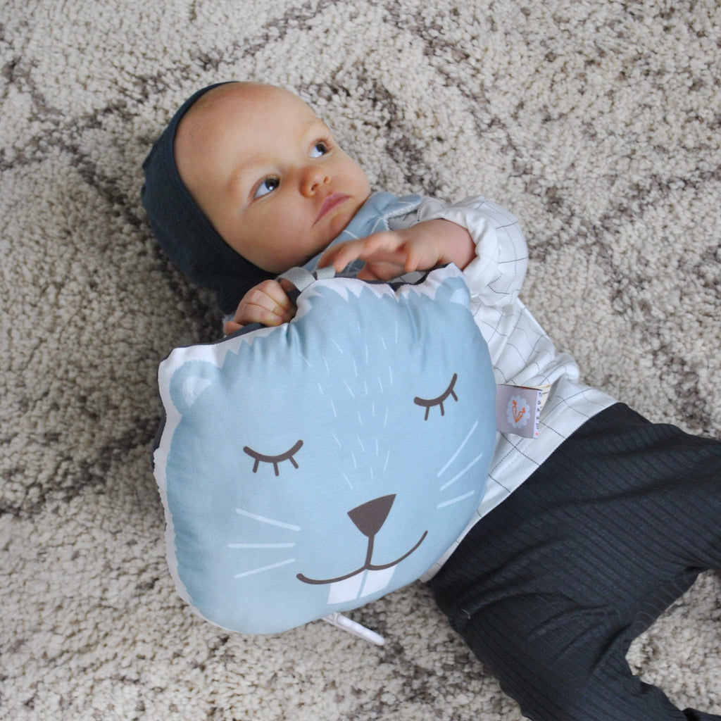ambiance bébé tenant un coussin illustré motif exclusif tête de castor bleu céladon Carotte & Cie