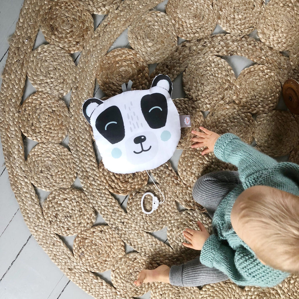 bébé jouant avec son coussin musical illustré motif exclusif tête de panda noir et blanc Carotte & Cie