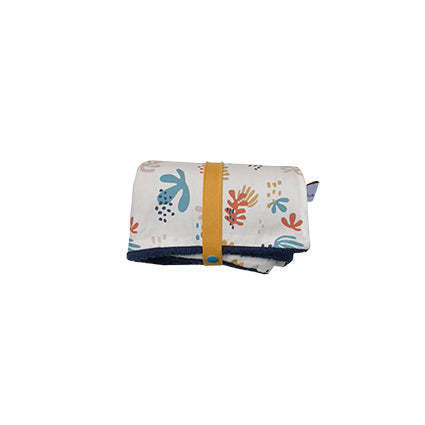 couverture nomade pouvant servir de tapis à langer, couverture, d'appoint, serviette de bain pour bébé motif corail multicolore fond beige clair et bleu marine dessiné et fabriqué en France par Carotte & Cie