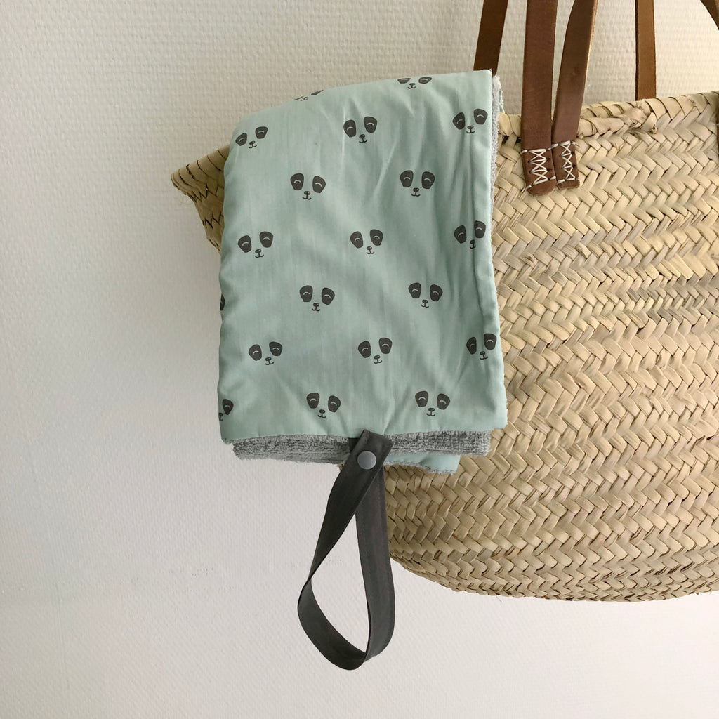 couverture nomade pouvant servir de tapis à langer, couverture, d'appoint, serviette de bain pour bébé motif panda gris anthracite sur fond vert pâle dessiné et fabriqué en France par Carotte & Cie