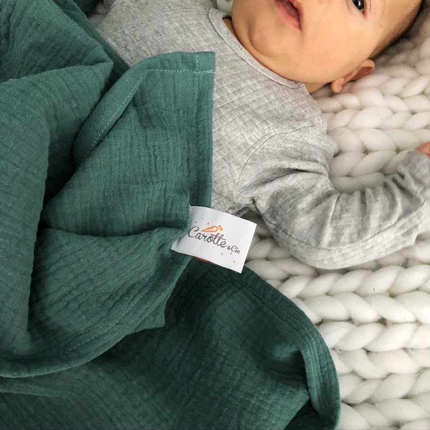 bébé emmitouflé dans son maxi lange uni en double gaze de coton oekotex vert eucalyptus Carotte & Cie