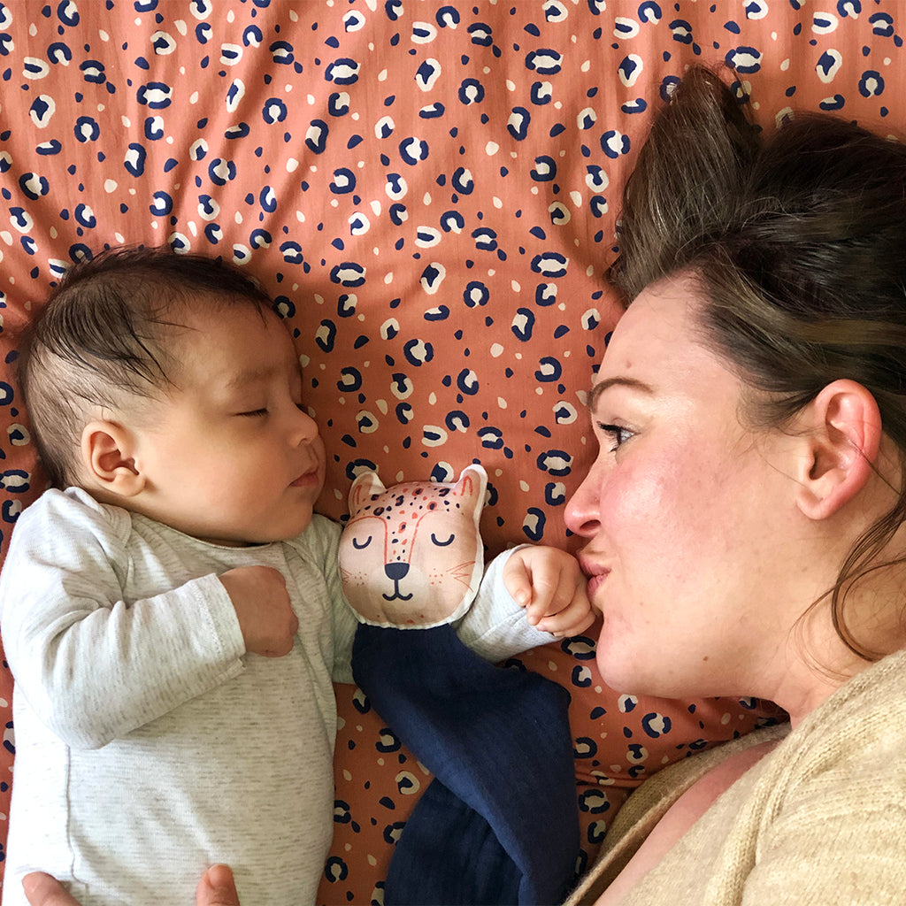 bébé et maman câlinent le doudou plat en lange de coton panthère beige et lange de coton bleu marine motif exclusif Carotte & Cie
