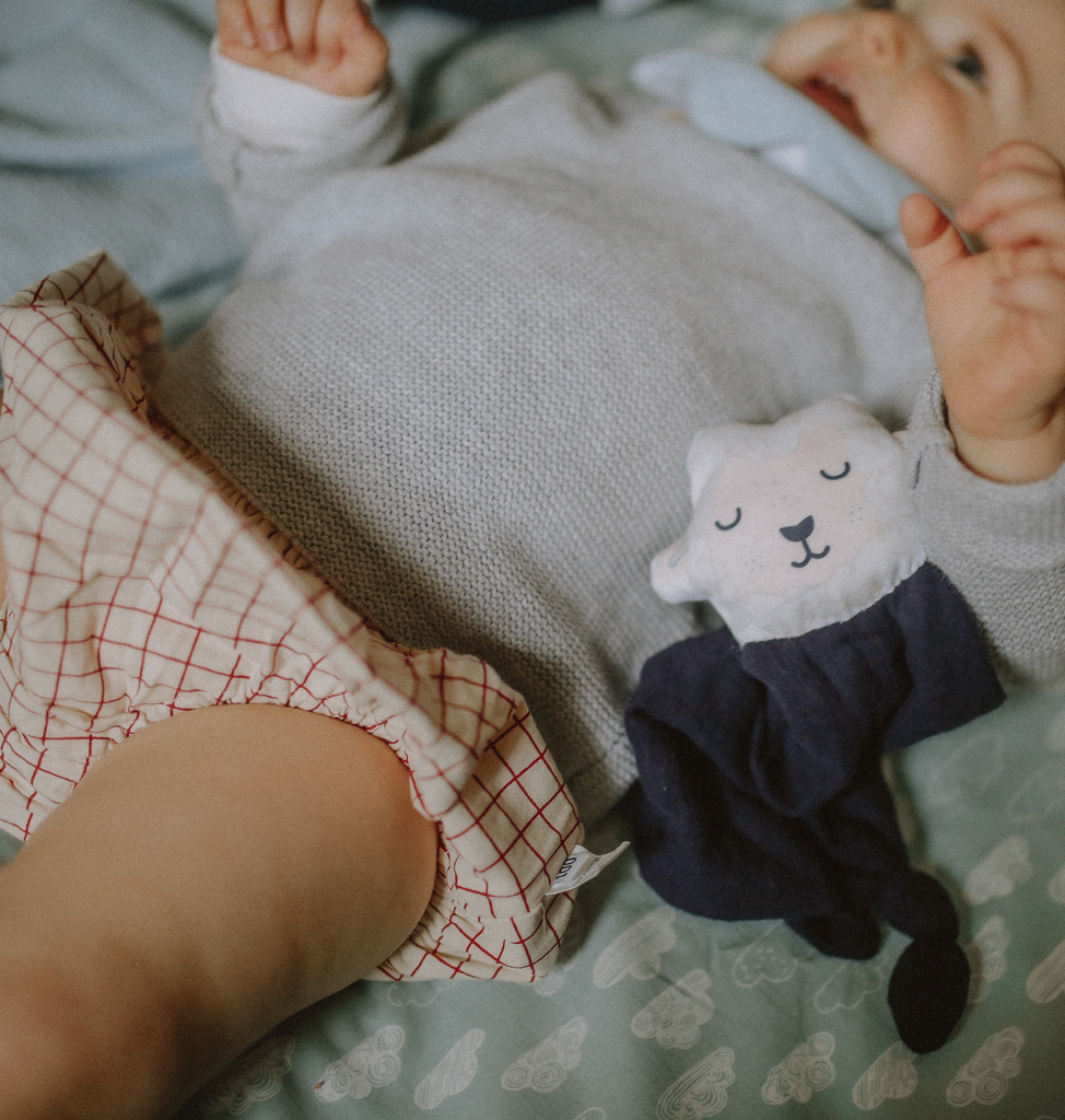 bébé câline son doudou plat en lange de coton mouton bleu motif exclusif Carotte & Cie
