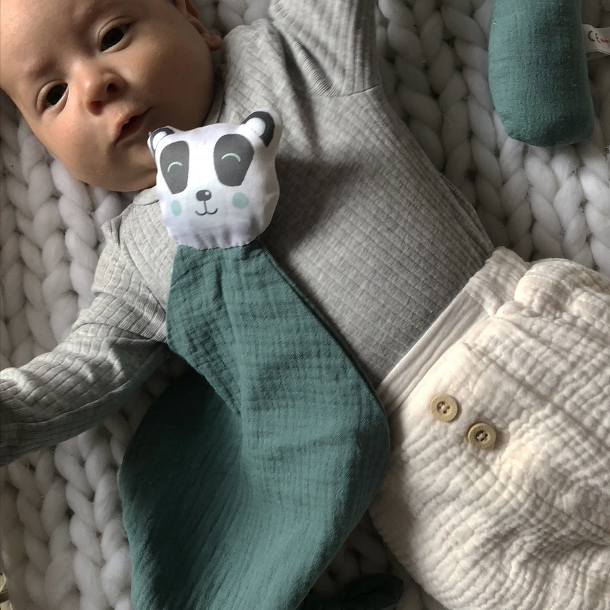 bébé câline son doudou plat en lange de coton panda noir et blanc et lange de coton vert eucalyptus motif exclusif Carotte & Cie