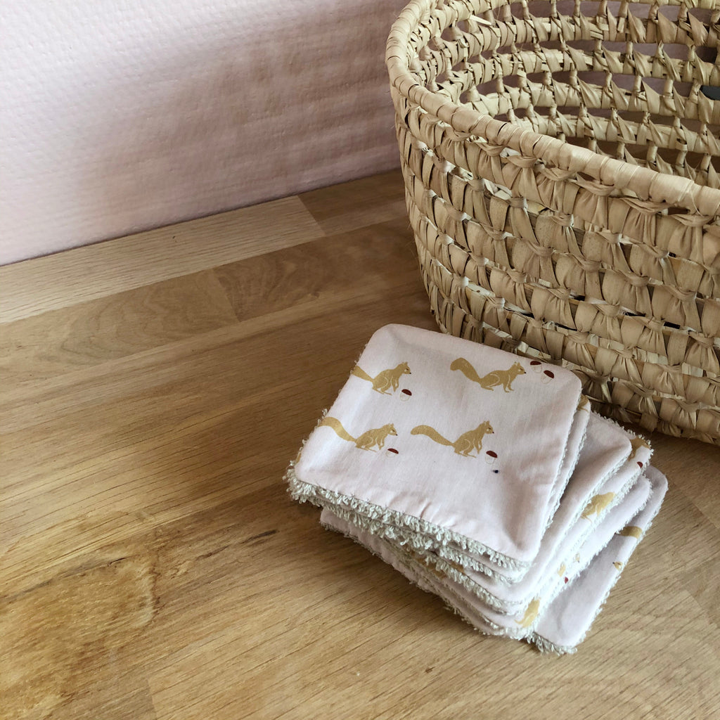lot de 10 lingettes lavables format carré motif exclusif écureuils camel sur fond beige rosé dessiné et fabriqué en France par Carotte & Cie