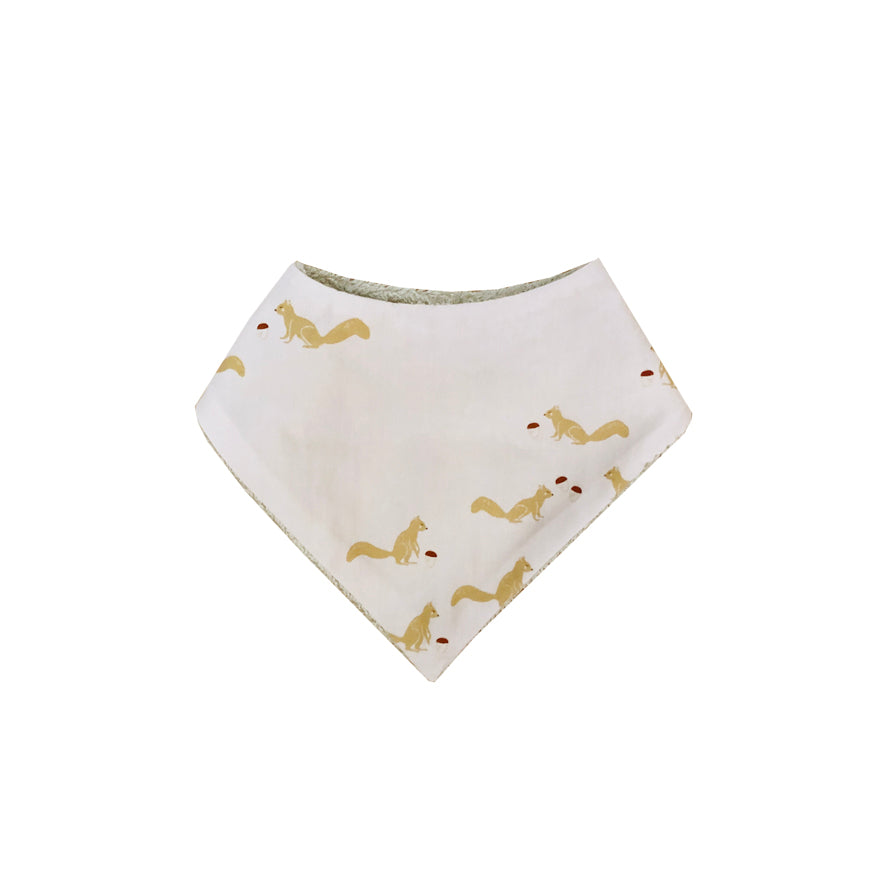 mini bavoir bandana pour les dents de bébé motif écureuils camel sur fond beige rosé Carotte & Cie