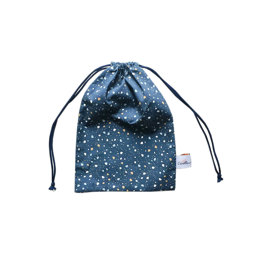 pochon en coton avec liens pour le goûter, le pyjama ou les jouets motif granite Terrazzo fond bleu marine Carotte & Cie